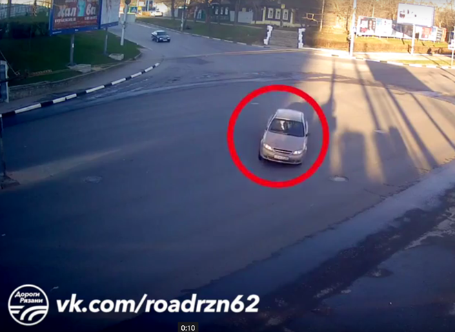 Легковушку, въехавшую в столб на Московском шоссе, засняли на видео