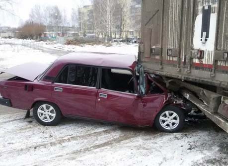В Рязанской области 20-летний водитель «семерки» въехал в стоящий грузовик