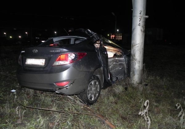 При столкновении Hyundai с опорой ЛЭП погиб пассажир
