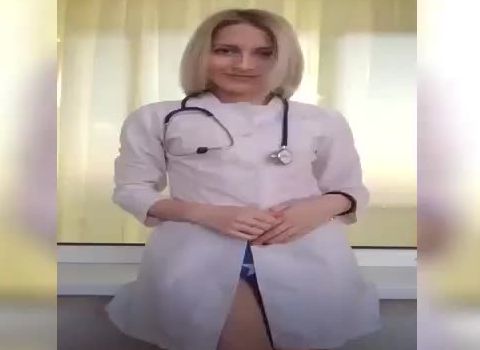 Пухлая русская медичка сняла белый халат и встала раком для траха
