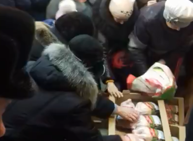 В рязанском магазине «Дикси» пенсионеры «набросились» на курицу (видео)