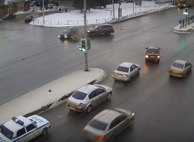ДТП с Ford и Range Rover на Московском шоссе попало на видео