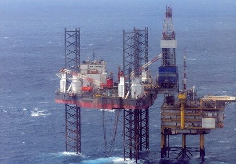 МЭА сообщило об избытке нефти на мировом рынке