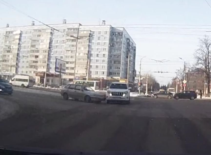 На перекрестке улиц Есенина и Маяковского столкнулись ВАЗ-2114 и внедорожник (видео)