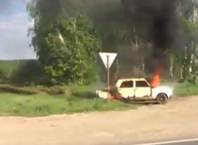Видео: под Рязанью горит автомобиль