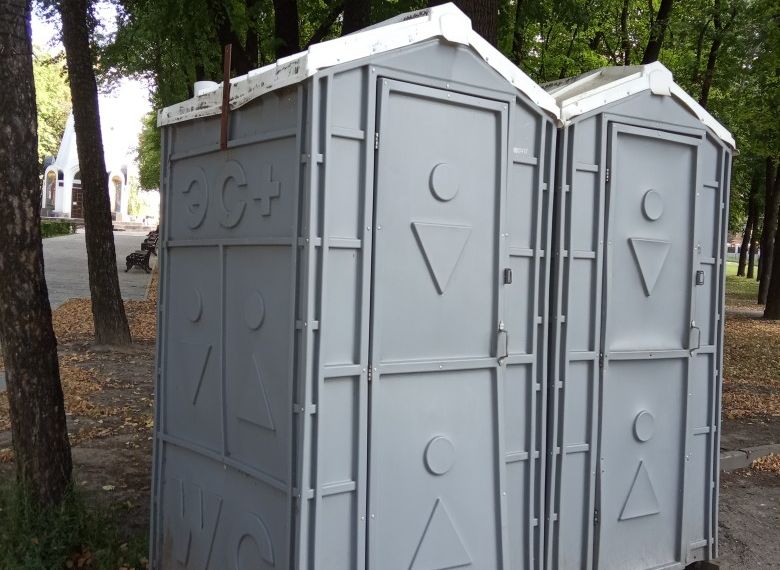 Рязанцы обратили внимание мэрии на грязные и вонючие туалеты у Кремля