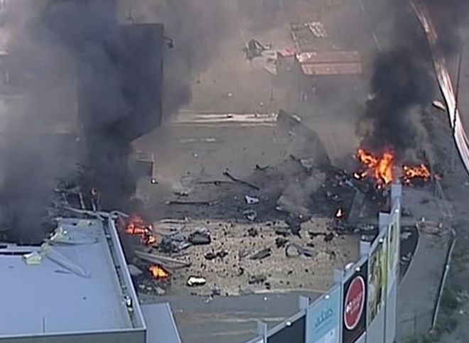 В Австралии самолет упал на торговый центр (видео)