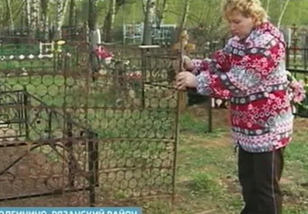 Вандалы украли ограду с кладбища в селе Долгинино