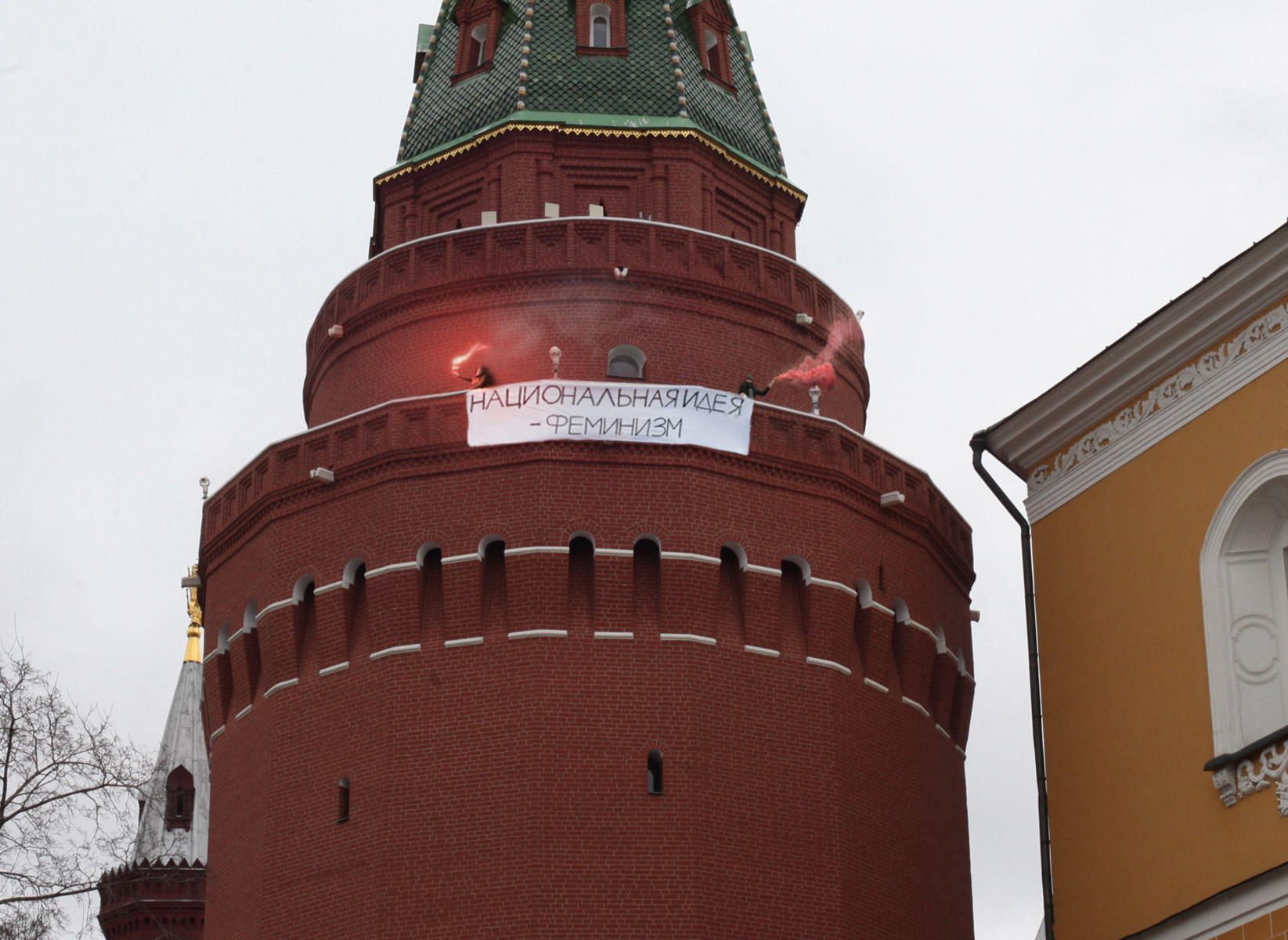 Феминистки во время акции протеста забрались на башню Московского кремля
