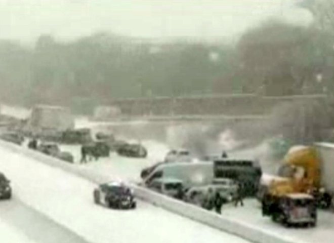 Более 100 автомобилей столкнулись из-за сильного снегопада в Канаде