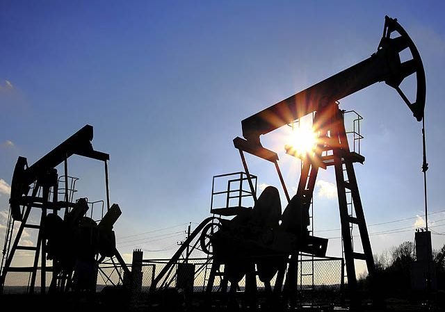 Цена нефти Brent приблизилась к 53 долларам