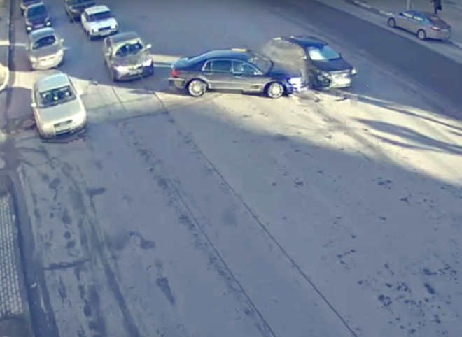 Серьезная авария на улице Дзержинского попала на видео