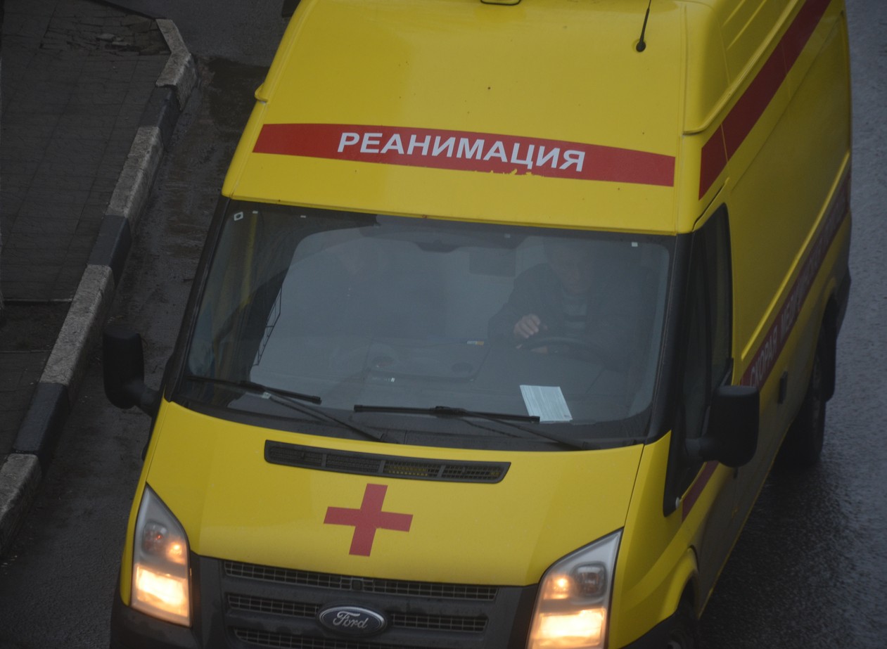 Три человека пострадали при опрокидывании автомобиля на развязке Михайловского шоссе