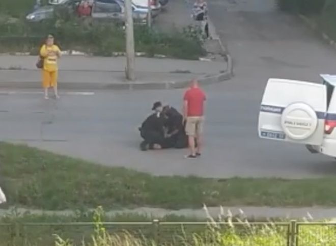 Видео: на Касимовском шоссе полицейские задерживают мужчину