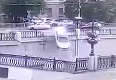 В центре Казани Kia улетела в реку (видео)