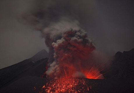 В Японии произошло мощное извержение вулкана (видео)