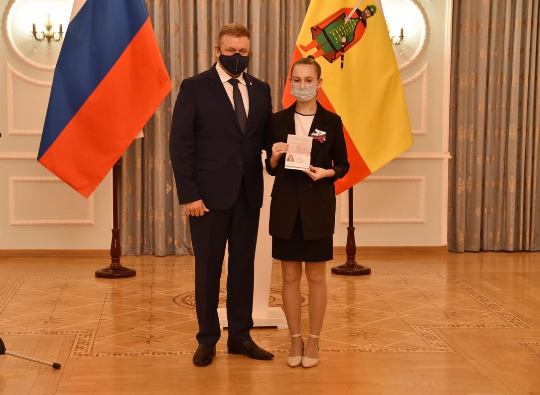 Губернатор Любимов вручил паспорта лучшим школьникам Рязанской области