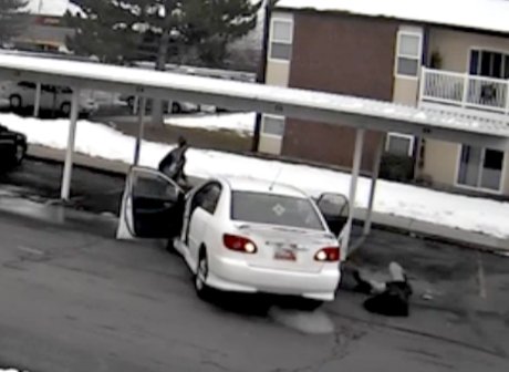 Преступник угнал машину с детьми на глазах у родителей (видео)