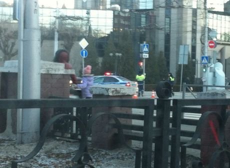 На улице Есенина столкнулись автомобиль ДПС и Renault