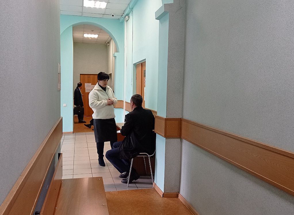 Мать Елены Логуновой прибыла на первое заседание по делу об убийстве дочери