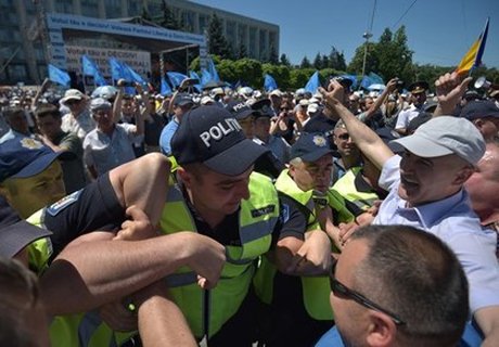 Акция протеста в Кишиневе собрала десятки тысяч человек