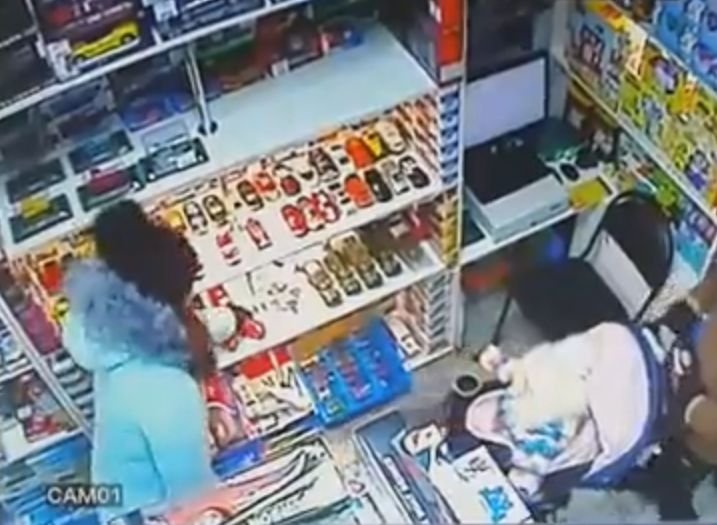 Видео: в Рязани молодая мама крадет машинку для своего сына