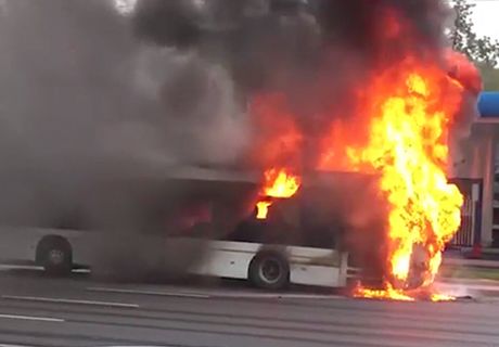 На Кутузовском проспекте в Москве сгорел автобус (видео)