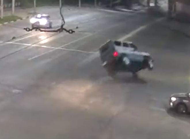 На улице Циолковского автомобиль перевернулся несколько раз (видео)