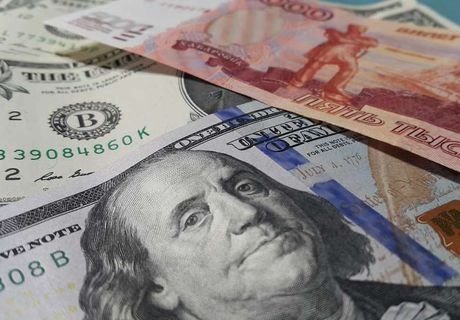 Биржевой курс доллара повысился на полтора рубля