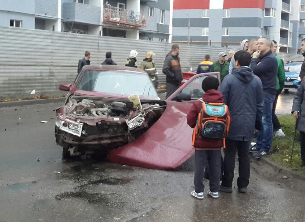 Серьезное ДТП в Канищеве: столкнулись ВАЗ-2112 и иномарка