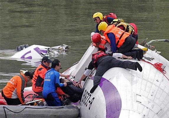 Число жертв авиакатастрофы в Тайване достигло 32 человек