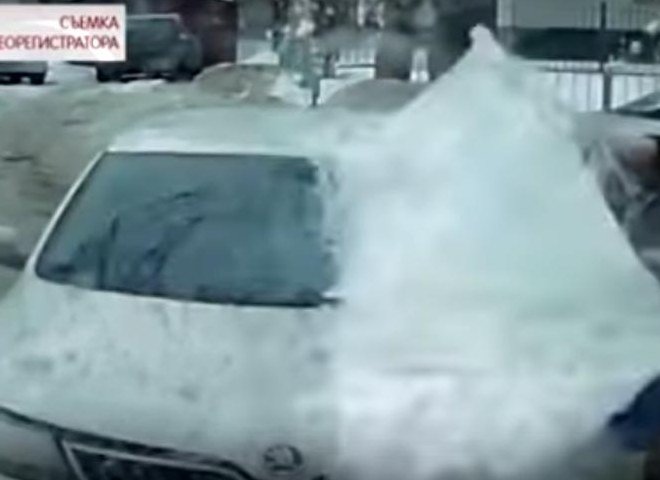 В Воронеже водитель чудом остался жив после падения ледяной глыбы (видео)