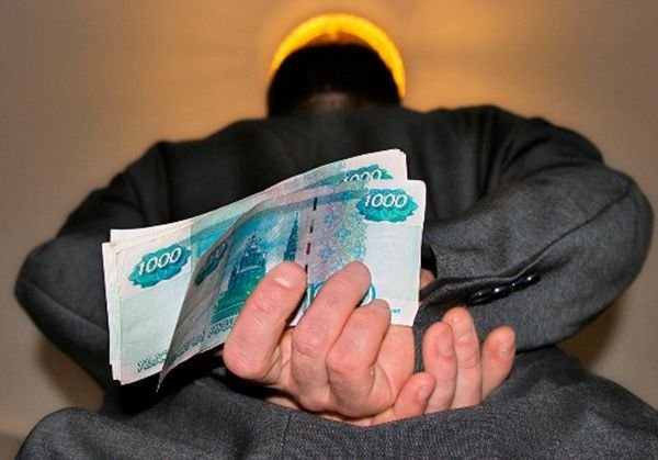 Рязанец пытался дать взятку в 100 тыс. рублей полицейскому