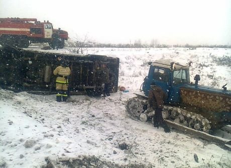 В Рязанской области микроавтобус улетел в кювет