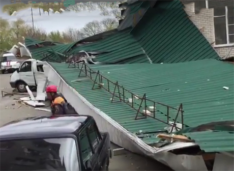 Слетевшая кровля разбила 10 автомобилей в Ставрополе (видео)