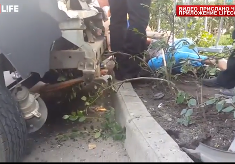 Грузовик сбил женщину на тротуаре в центре Москвы (видео)