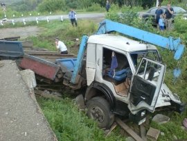 В столкновении КАМАЗа с поездом пострадало 2 человека