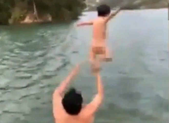 В Китае отец дал жестокий урок плаванья своему малолетнему сыну (видео)
