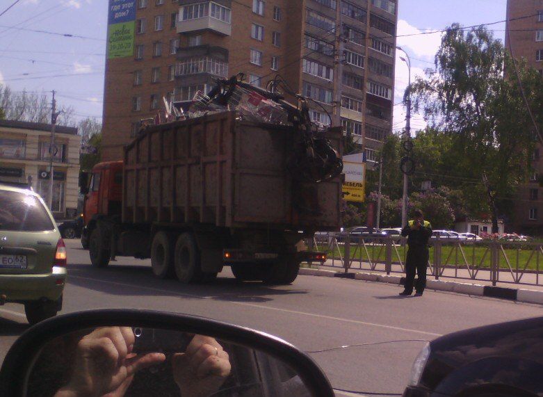 Фото: мусоровоз оборвал троллейбусные провода в центре Рязани
