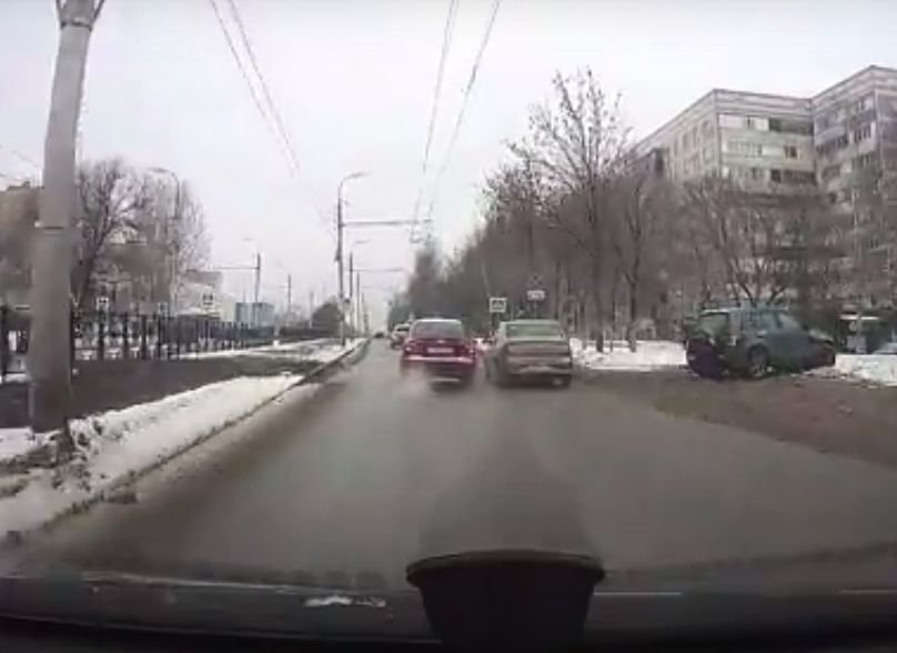 Видео: на улице Новоселов водитель иномарки мстит обидчику