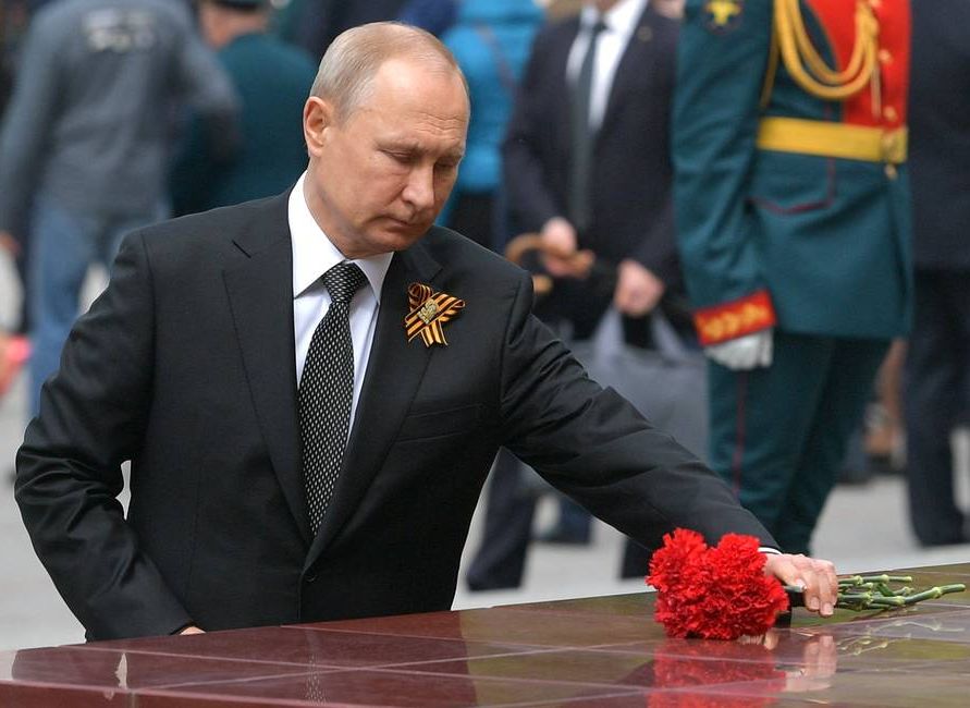Путин возложил цветы у Могилы Неизвестного Солдата