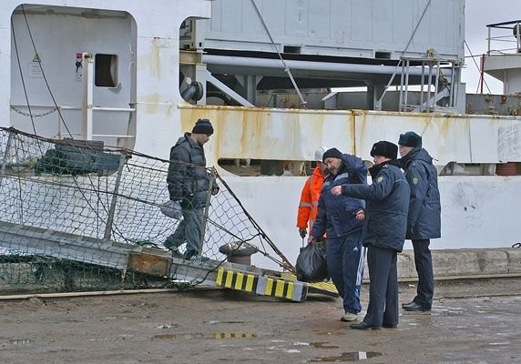 Моряков-иностранцев с траулера взяли под арест