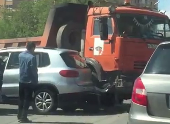 На Касимовском шоссе столкнулись КАМАЗ и внедорожник (видео)