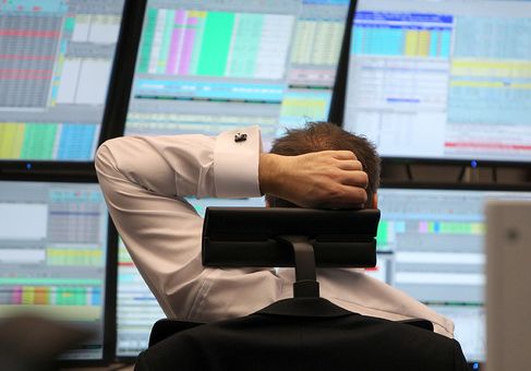 Московская биржа приостановила торги