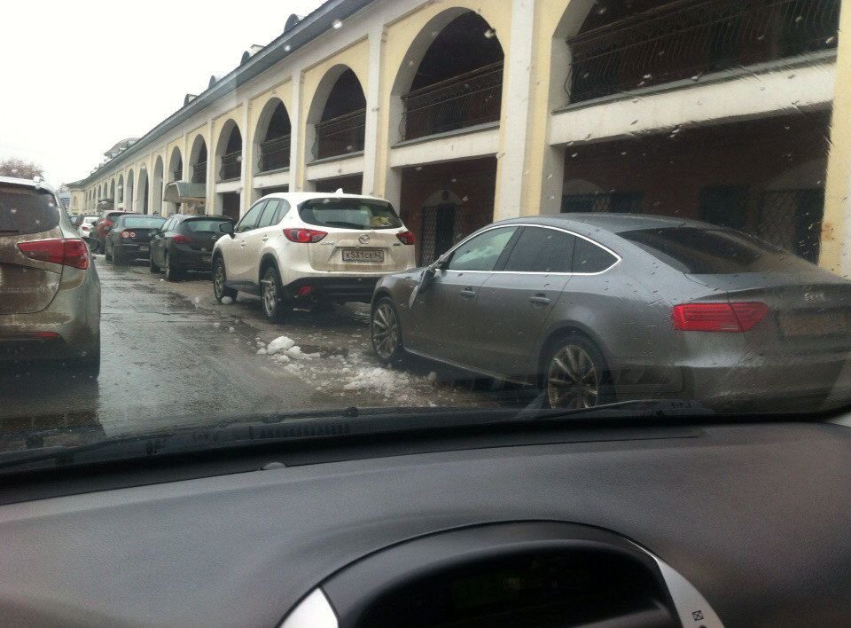 Фото: в центре Рязани ледяные глыбы падают на припаркованные авто