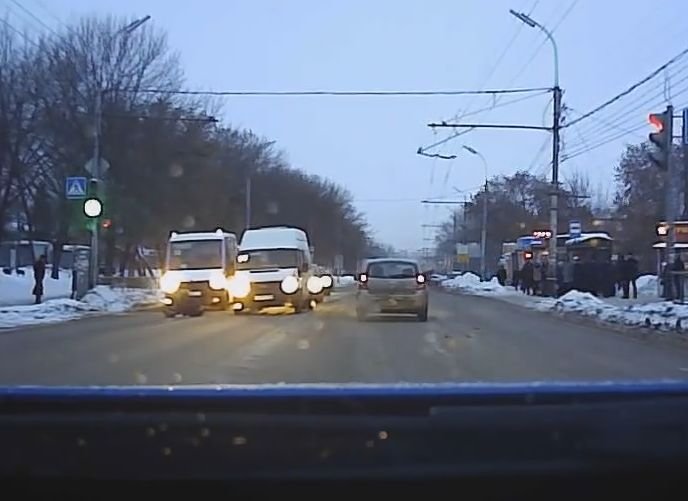 В Рязани маршрутка сбила перебегавшую дорогу девушку (видео)