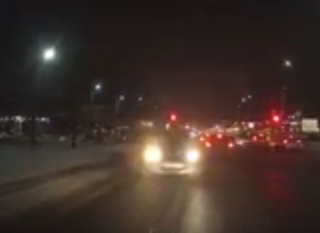 Видео: на Московском шоссе легковушка выехала на встречную полосу