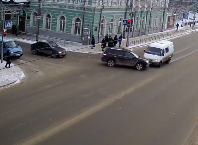 На пересечении улицы Почтовой и Ленина столкнулись внедорожник и «Газель» (видео)