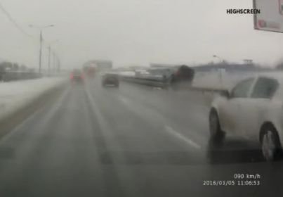 На Новорязанском шоссе внедорожник улетел с эстакады (видео)