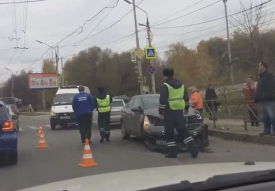 Видео: на Касимовском шоссе столкнулись Mazda и «Приора»